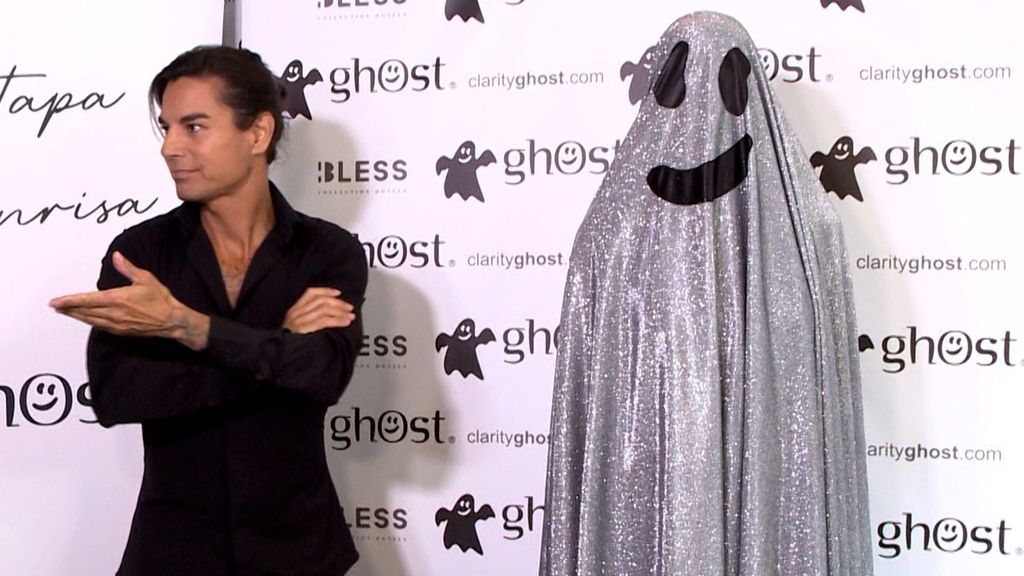 Julio José Iglesias presenta a su novia bajo una capa