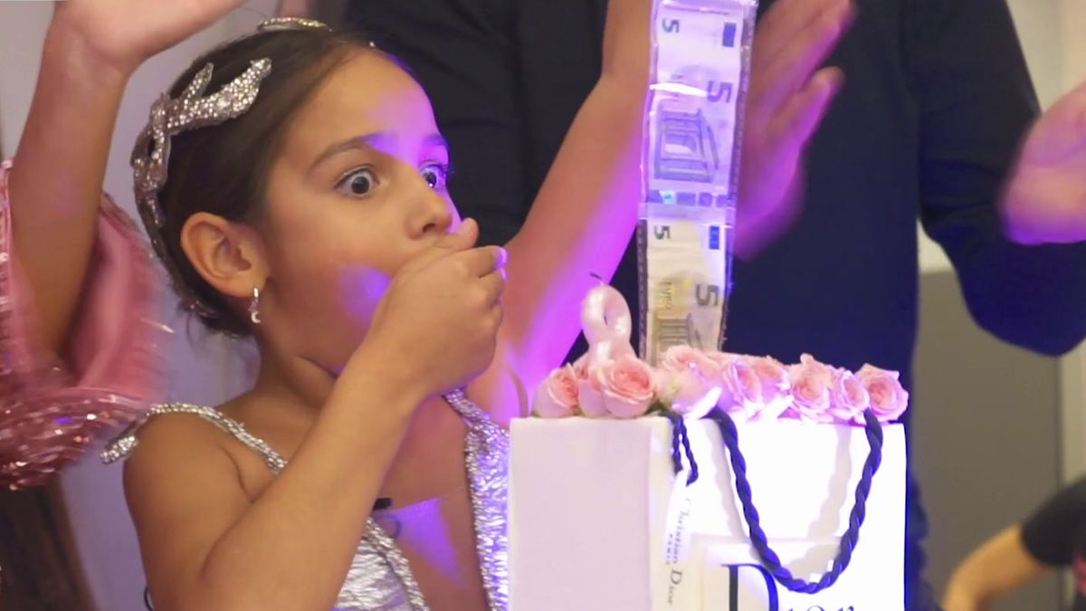 La fiesta del cumpleaños de la hija de Noemí Salazar: un vestido mágico y una tarta con billetes dentro