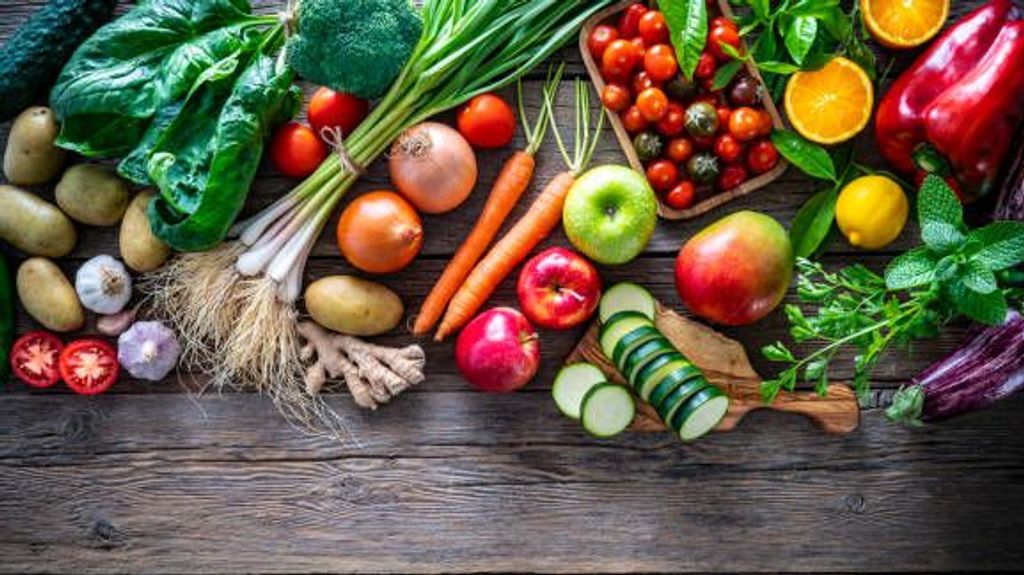 Las frutas y verduras aportan muchas vitaminas, minerales esenciales, fibra y otras sustancias que son importantes para la buena salud