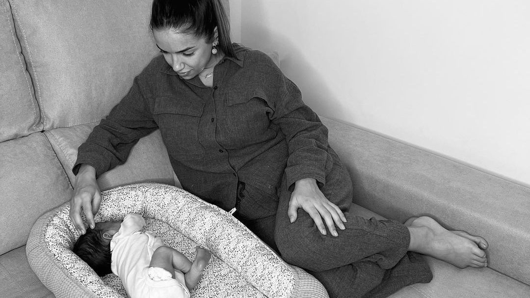 Lucía Sánchez muestra el rostro de su hija, lleno de ronchas, granitos y algo de infección