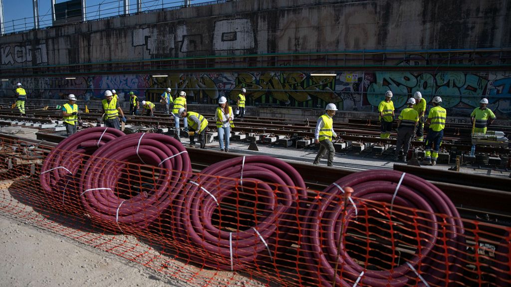 Personal ferroviario en las obras ferroviarias de la estación de AVE de Sagrera-Sant Andreu, a 25 de octubre de 2022, en Barcelona, Catalunya (España)