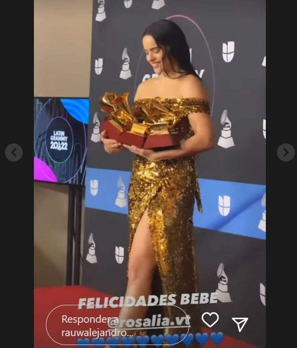 Rosalía con sus gramófonos dorados