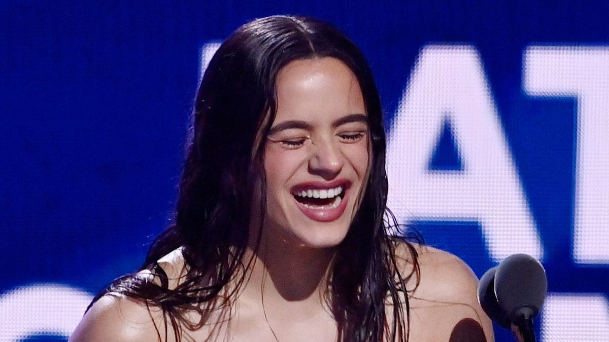 Rosalía recogiendo el premio a 'Mejor álbum del año'