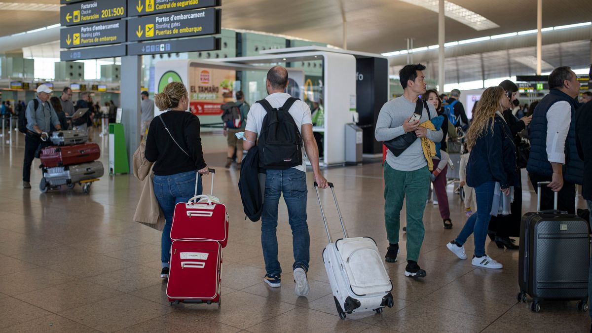 Un grupo de personas con maletas en el aeropuerto de Barcelona, en noviembre de 2022, en Barcelona, Catalunya (España) Un grupo de personas con maletas en el aeropuerto de Barcelona, en noviembre de 2022, en Barcelona, Catalunya (España)
