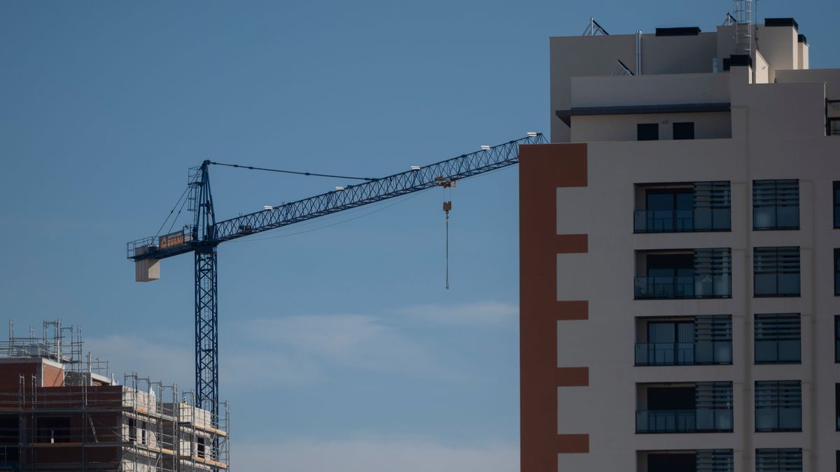 Una grúa en una zona de construcción de edificios en Madrid Una grúa en una zona de construcción de edificios en Madrid