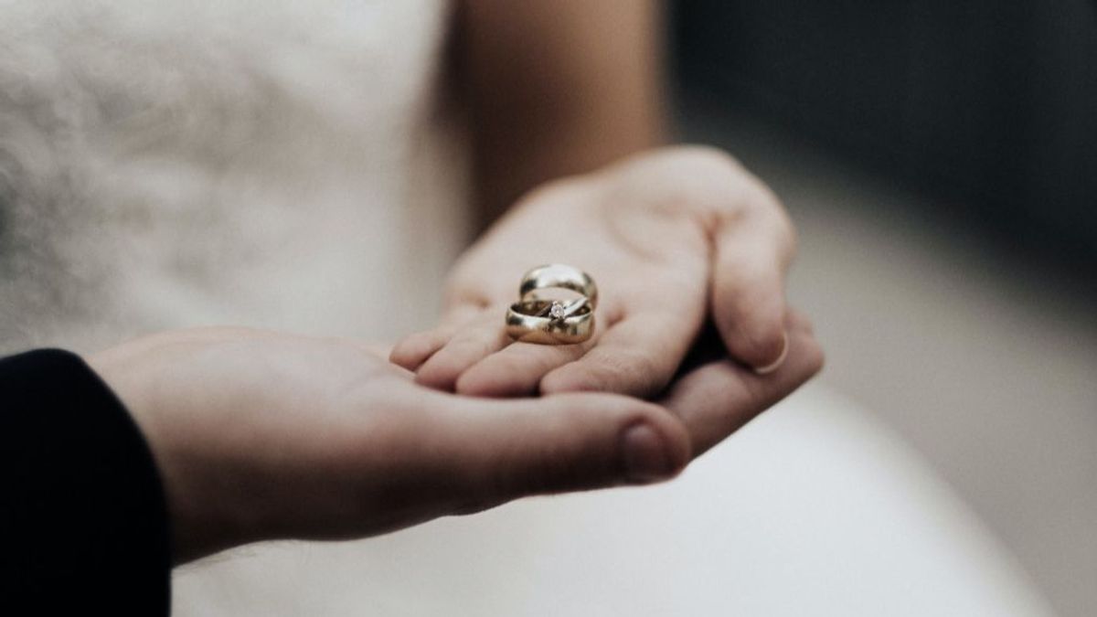 Una pareja con unos anillos. Una pareja con unos anillos.