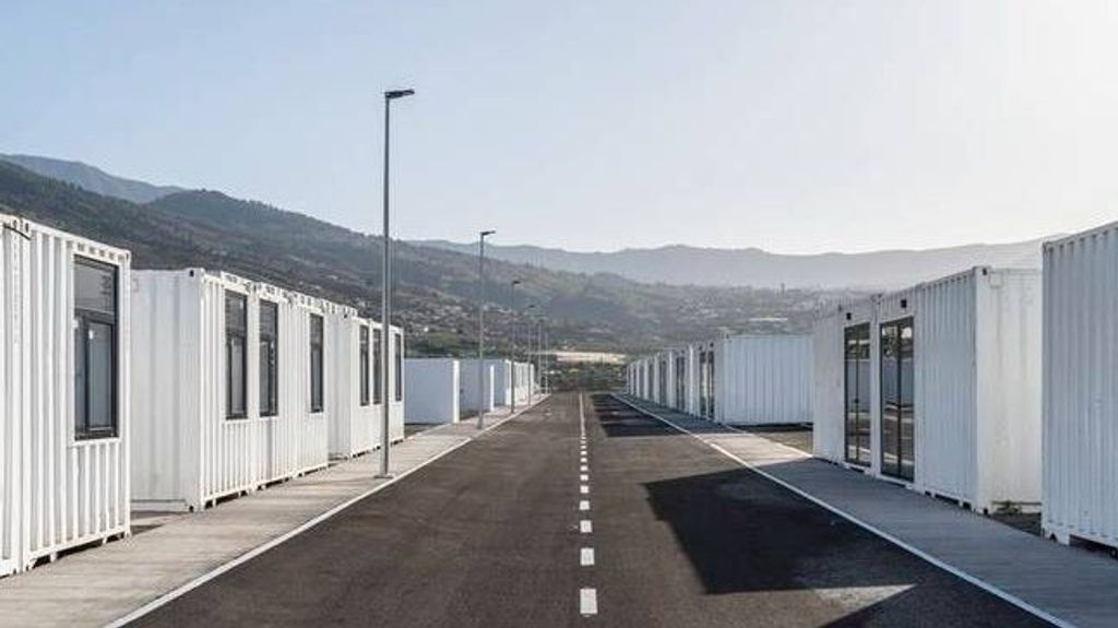 Vecinos de La Palma al recibir tras 14 meses sus 'casas contenedores': "Una vergüenza", "una cárcel"