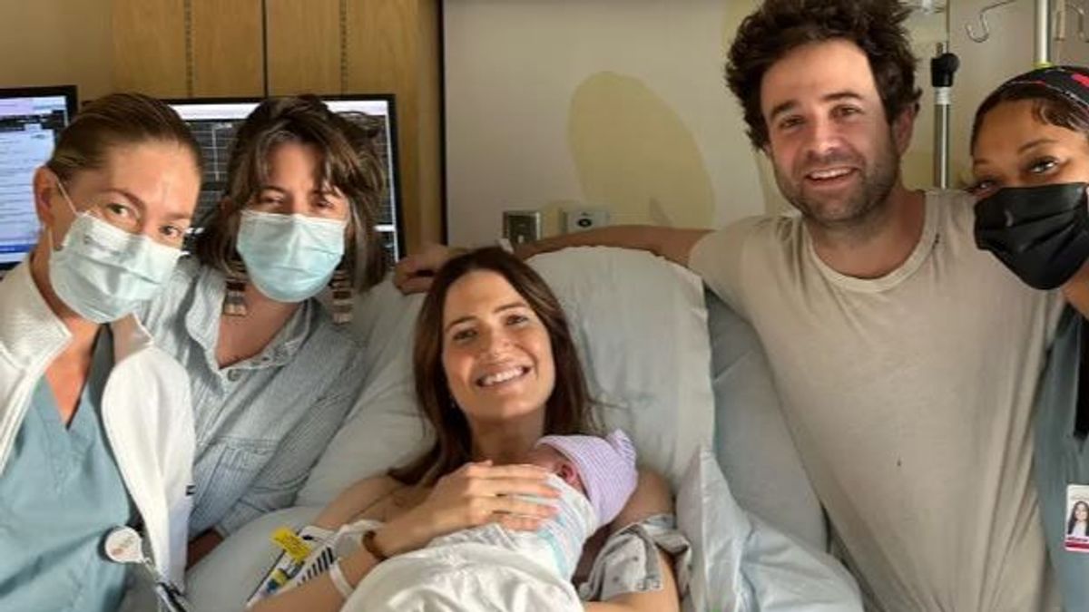 Elogios a Mandy Moore por publicar fotos íntimas del nacimiento de su segundo hijo