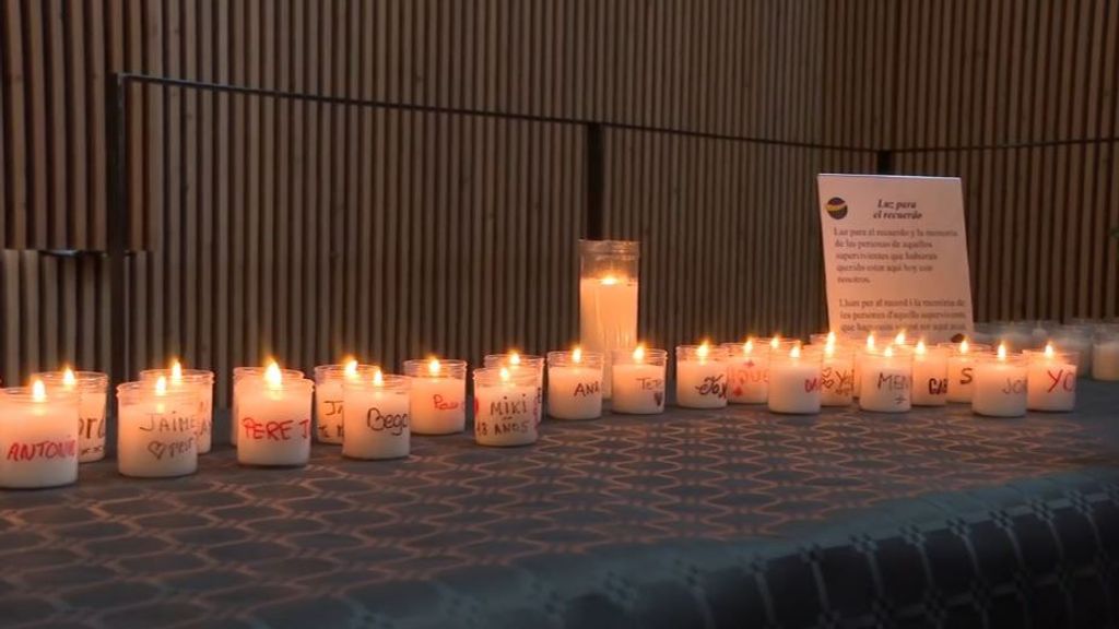 Familiares de personas que han perdido la vida por suicidio depositan velas en el Día Internacional de los Supervivientes a la Muerte por Suicidio