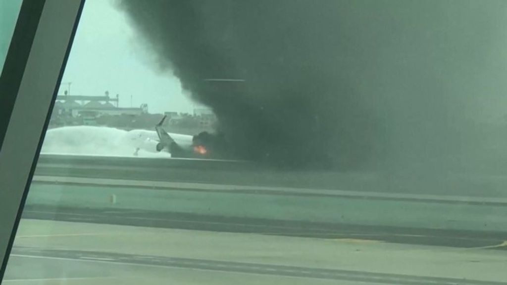Mueren dos bomberos al chocar su camión con un avión en el aeropuerto de Lima