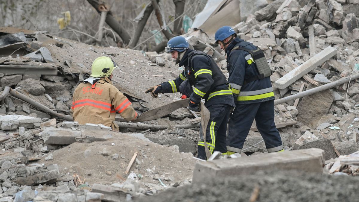 Un edificio destruido en Zaporiyia tras la caída de misiles rusos