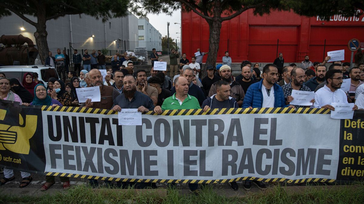 Un grupo de personas se manifiesta para la puesta en libertad del activista Mohamed Said ante el CIE Zona Franca Un grupo de personas se manifiesta para la puesta en libertad del activista Mohamed Said ante el CIE Zona Franca