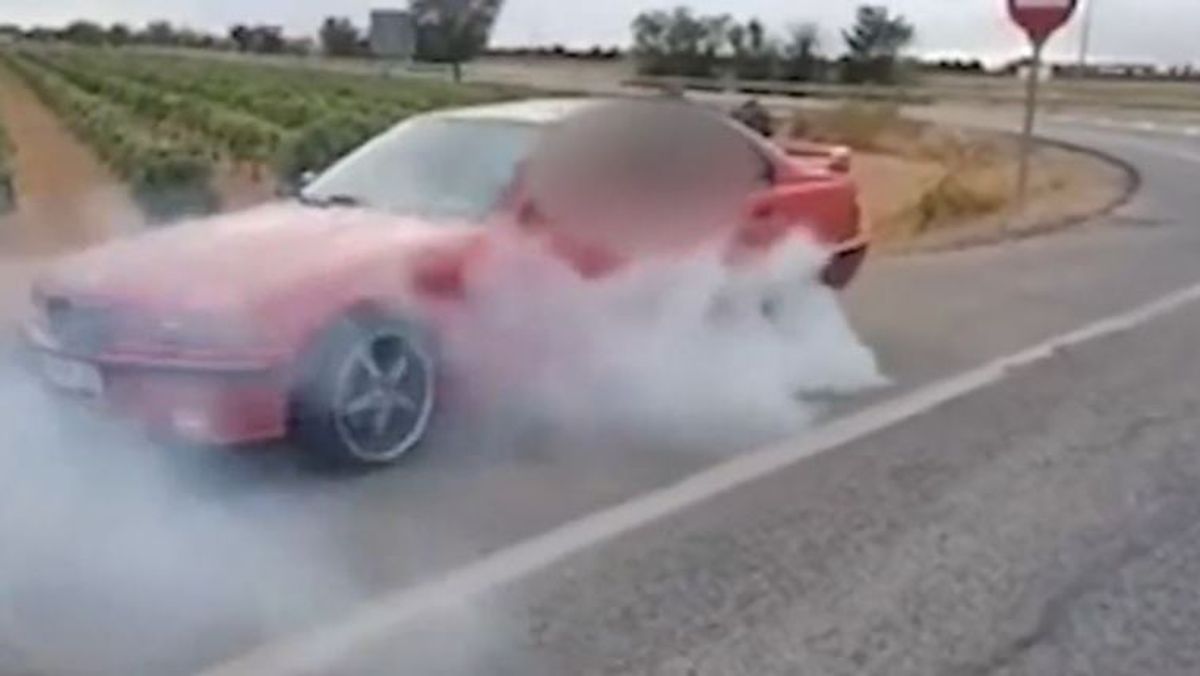 Coche con el que un conductor ha sido denunciado por derrapar y girar a gran velocidad en una glorieta en Tomelloso