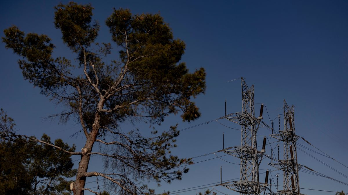 Dos torres eléctricas Dos torres eléctricas