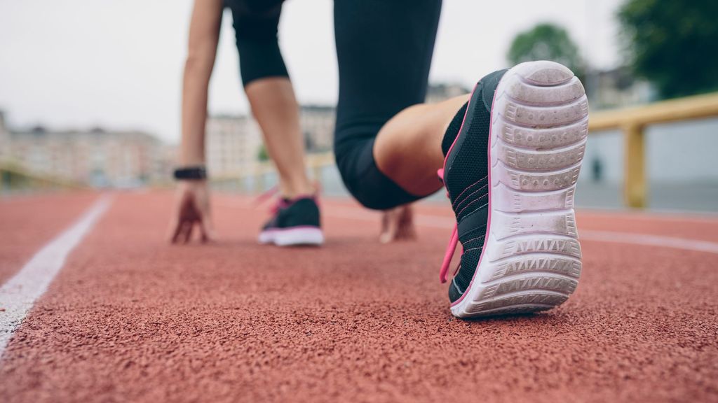 Una joven practica deporte, que puede reducir el riesgo de cáncer metastásico