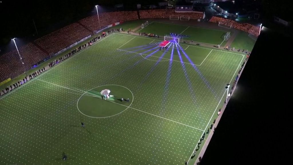 20 000 velas iluminan las gradas del Estadio de Herne, en Alemania, por los fallecidos en Qatar