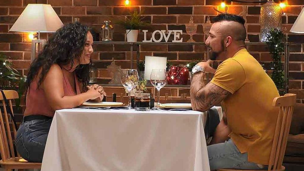 Adán y Sandra durante su cita en 'First Dates'