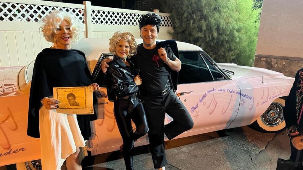 Al más puro estilo 'Grease', posaron junto a un Cadillac