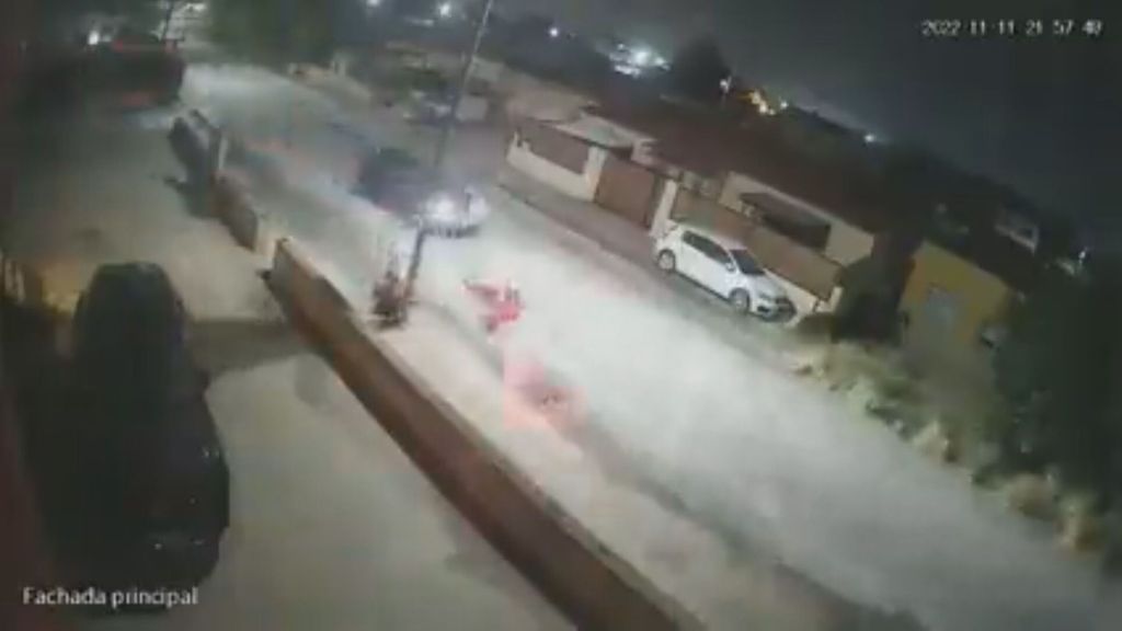Atropellan a un motorista para robarle en Alquerías, Murcia: una cámara grabó todo