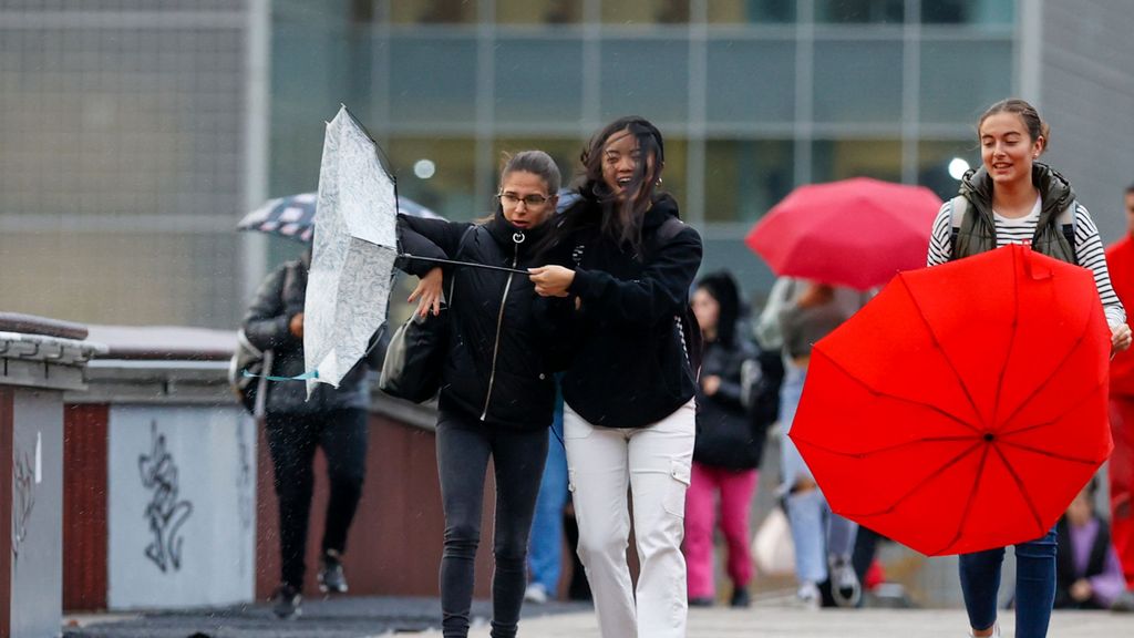 El viento huracanado de la borrasca Denise pone en alerta a España