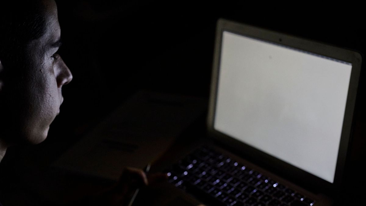 Imagen de un adolescente frente a un portátil