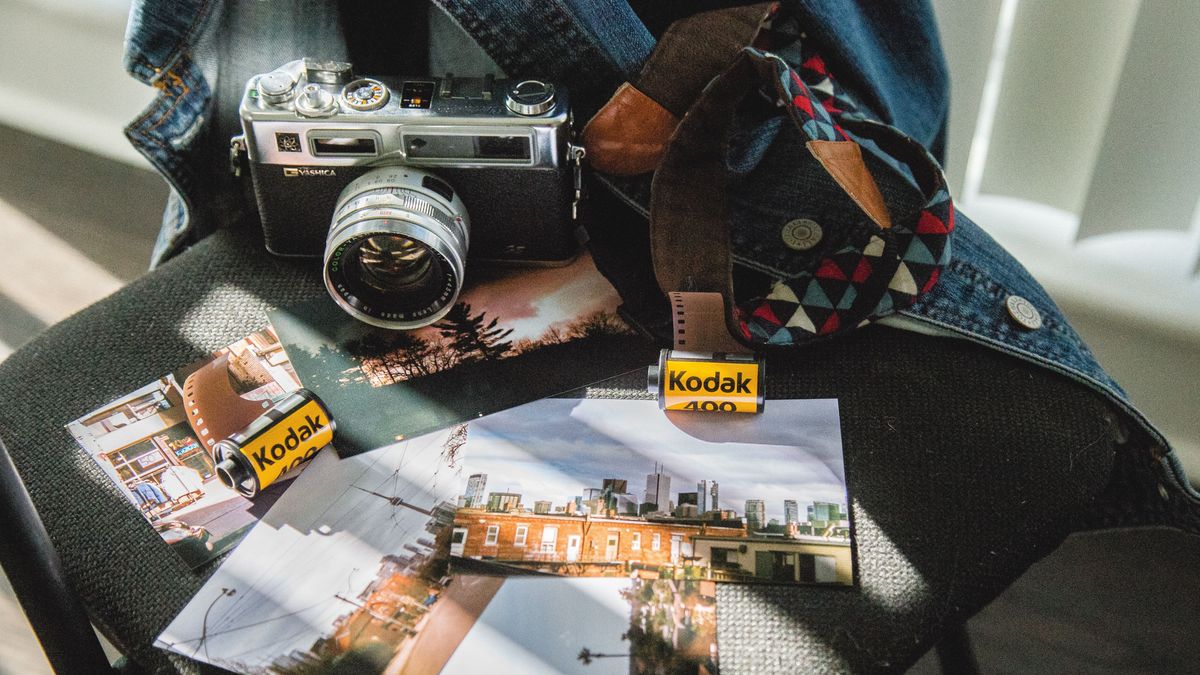 Vieja cámara vintage y carrete de fotos