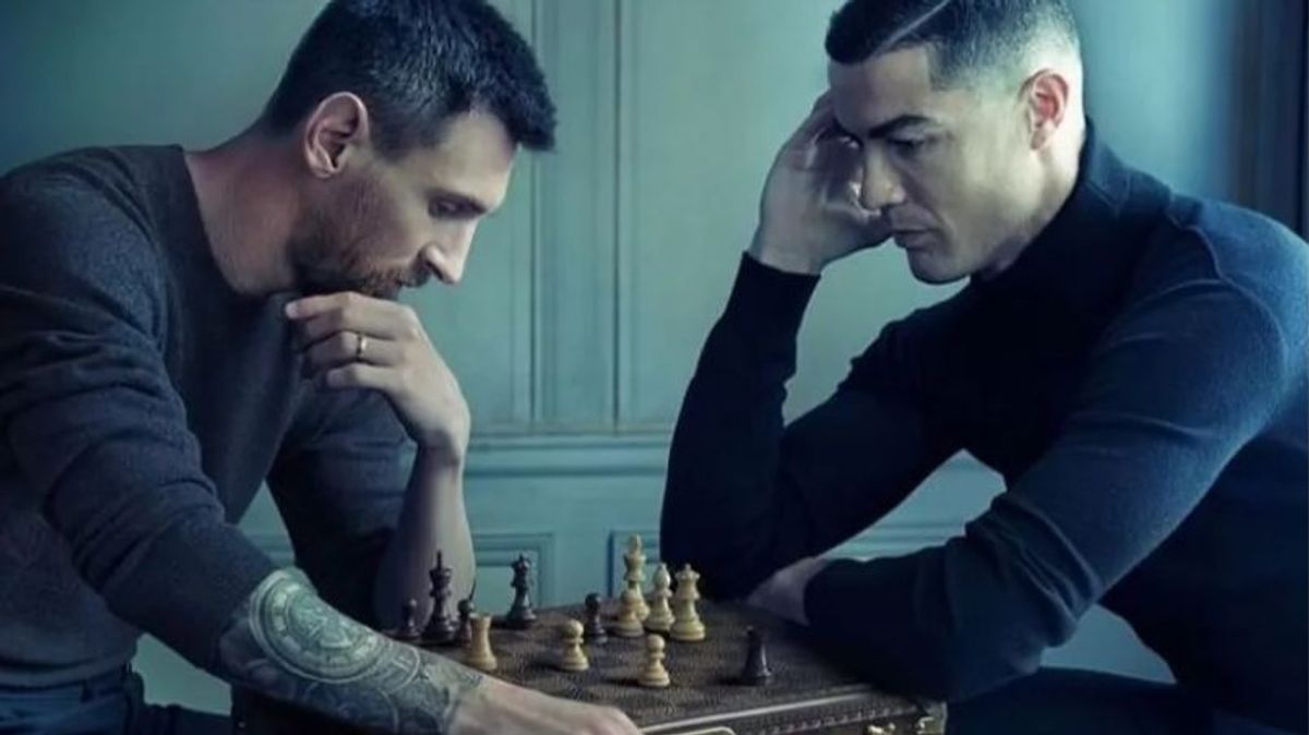 Messi y Cristiano, aparentemente jugando al ajedrez Messi y Cristiano, aparentemente jugando al ajedrez