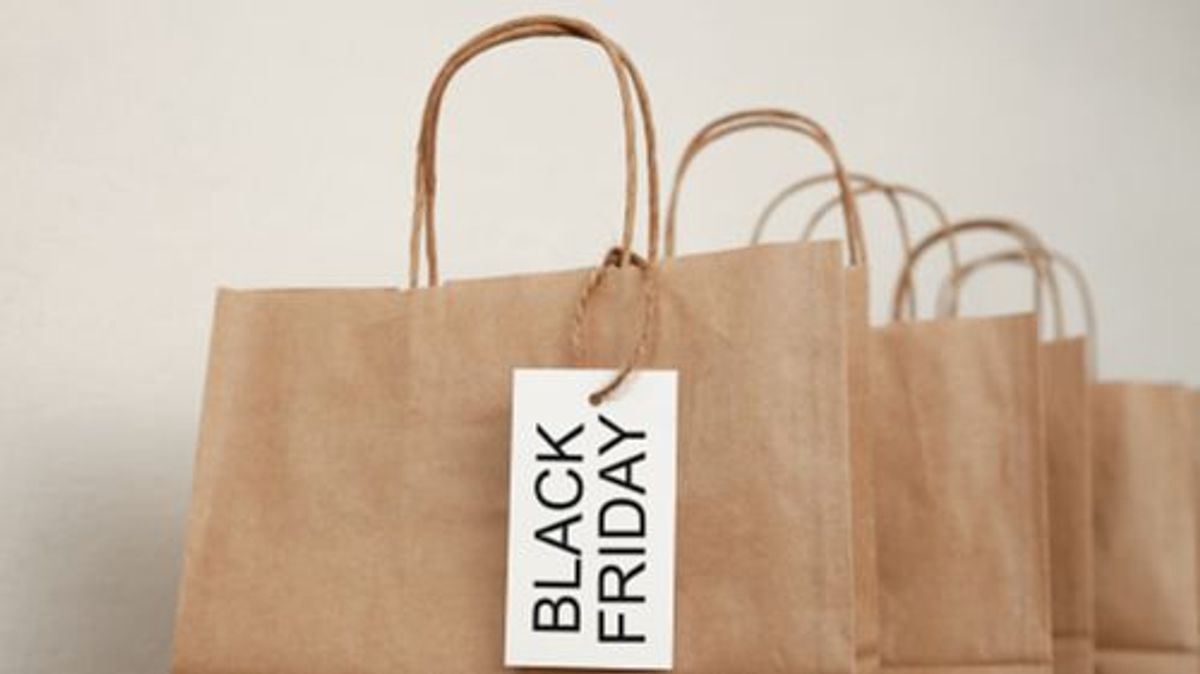 Paper shopping bags with white tags. Concept of sale and Black Friday. Paper shopping bags with white tags. Concept of sale and Black Friday.