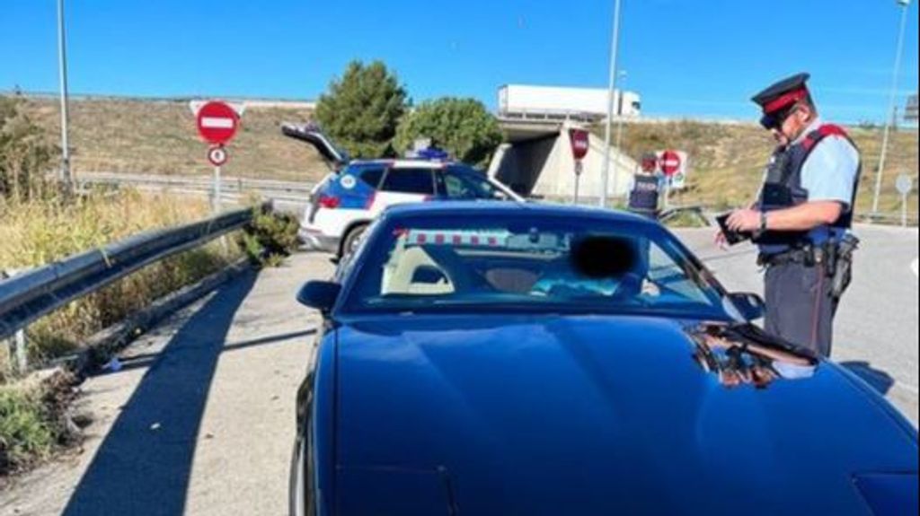 Un vehículo similar al conducido por Michael Knight en 'El Coche Fantástico' sorprende a los Mossos d'Esquadra