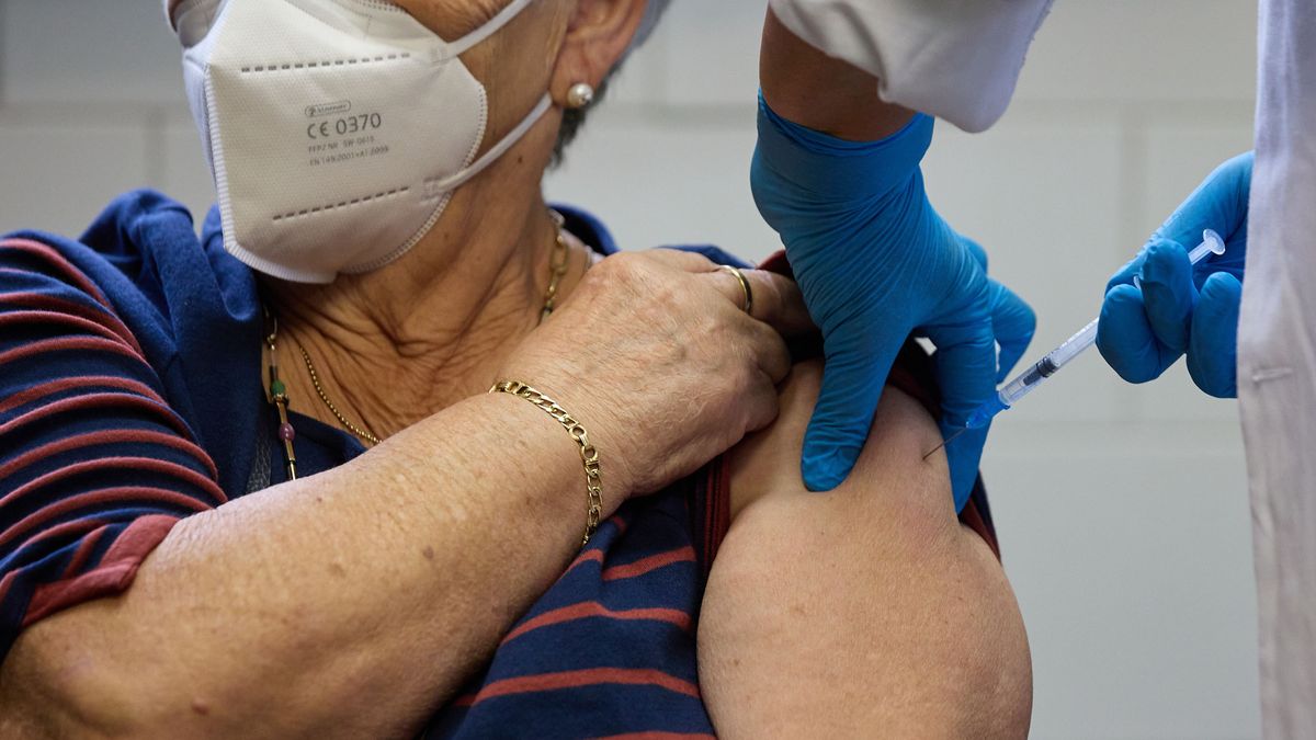 Una mujer se pone una nueva dosis de la vacuna frente al covid