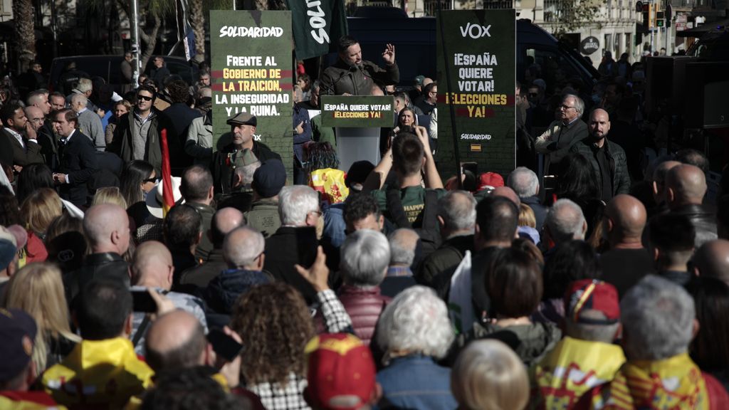 Unas 300 personas acuden a la llamada de Abascal para manifestarse contra la supresión de la sedición