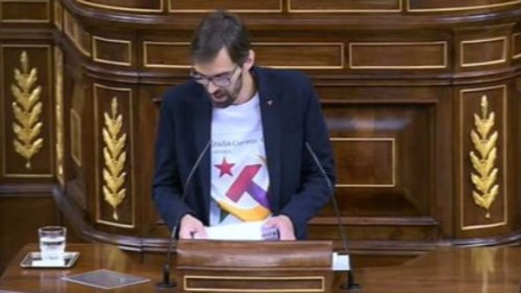 Un diputado de IU va al Congreso con una camiseta del sello del PCE para lanzar un mensaje a Vox