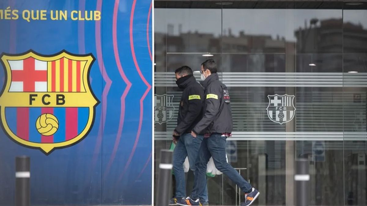Dos Mossos entran por una de las puertas del Camp Nou (Barcelona) Dos Mossos entran por una de las puertas del Camp Nou (Barcelona)