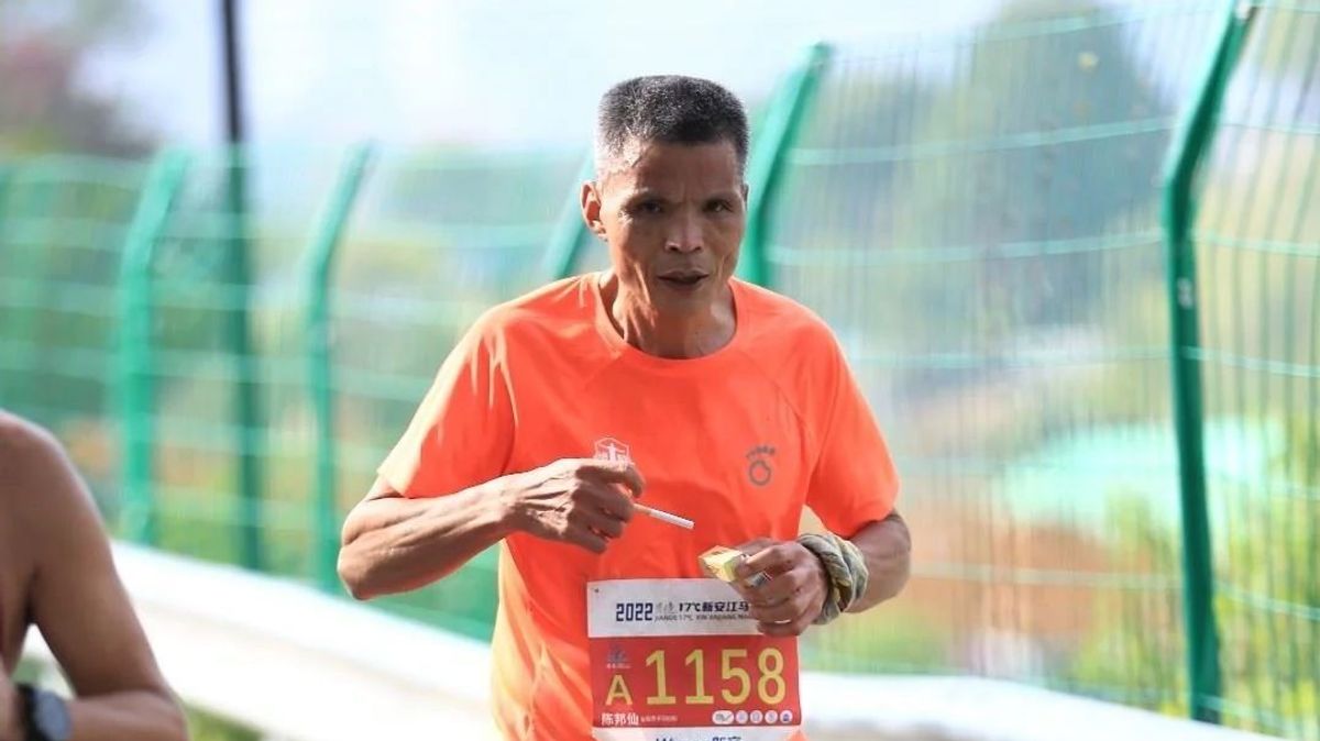 El maratoniano chino que corre fumando: consume hasta 20 cigarrillos en una maratón El maratoniano chino que corre fumando: consume hasta 20 cigarrillos en una maratón