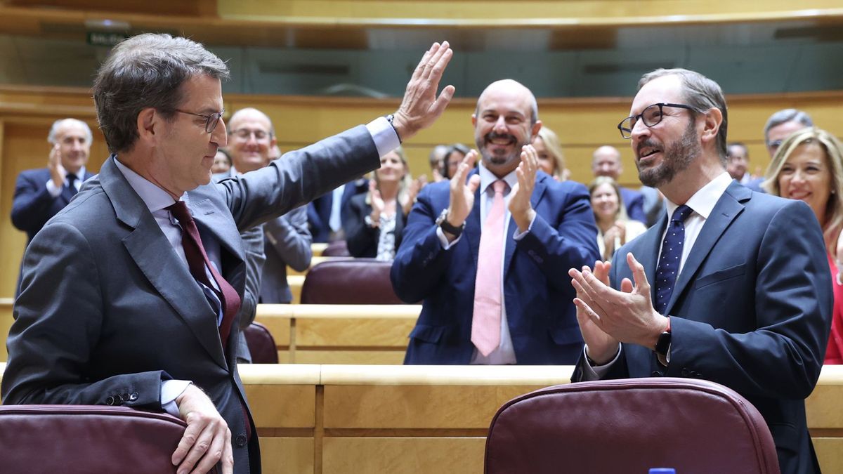 El presidente del PP, Alberto Núñez Feijóo, saluda a su bancada tras su cara a cara con Sánchez en el Senado