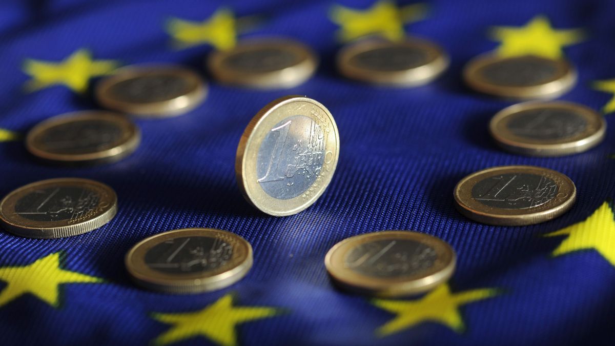 EuropaPress 3258007 filed 04 july 2011 baden wuerttemberg karlsruhe euro coins lie on euro flag EuropaPress 3258007 filed 04 july 2011 baden wuerttemberg karlsruhe euro coins lie on euro flag