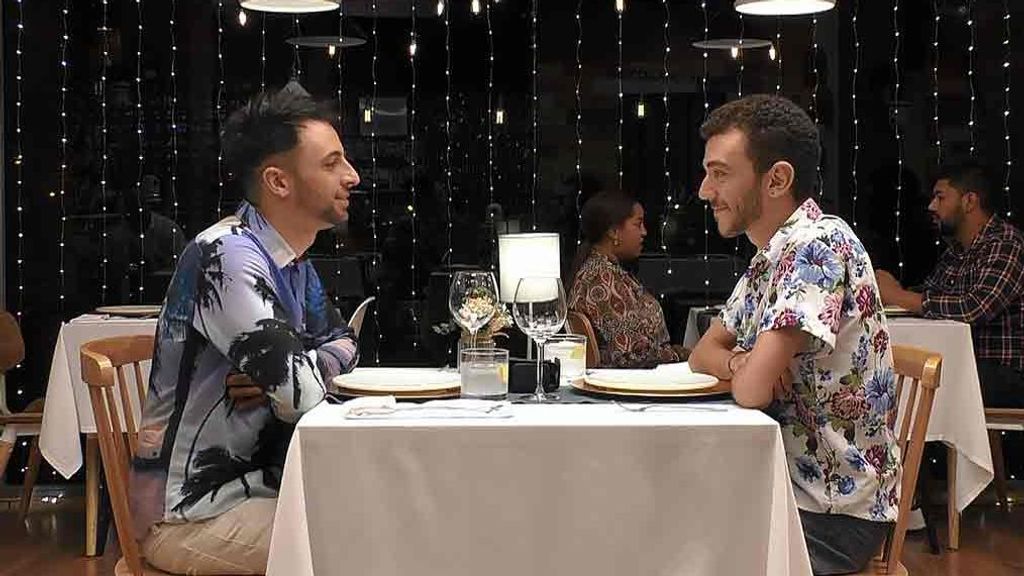 Guillermo y Víctor durante su cita en 'First Dates'