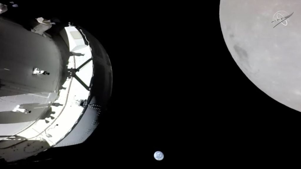 Imagen con la nave Orion sobrevolando la Luna con la Tierra al fondo