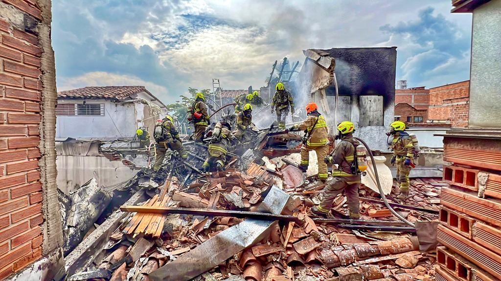 Ocho muertos tras estrellarse una avioneta contra un edificio residencial en Medellín