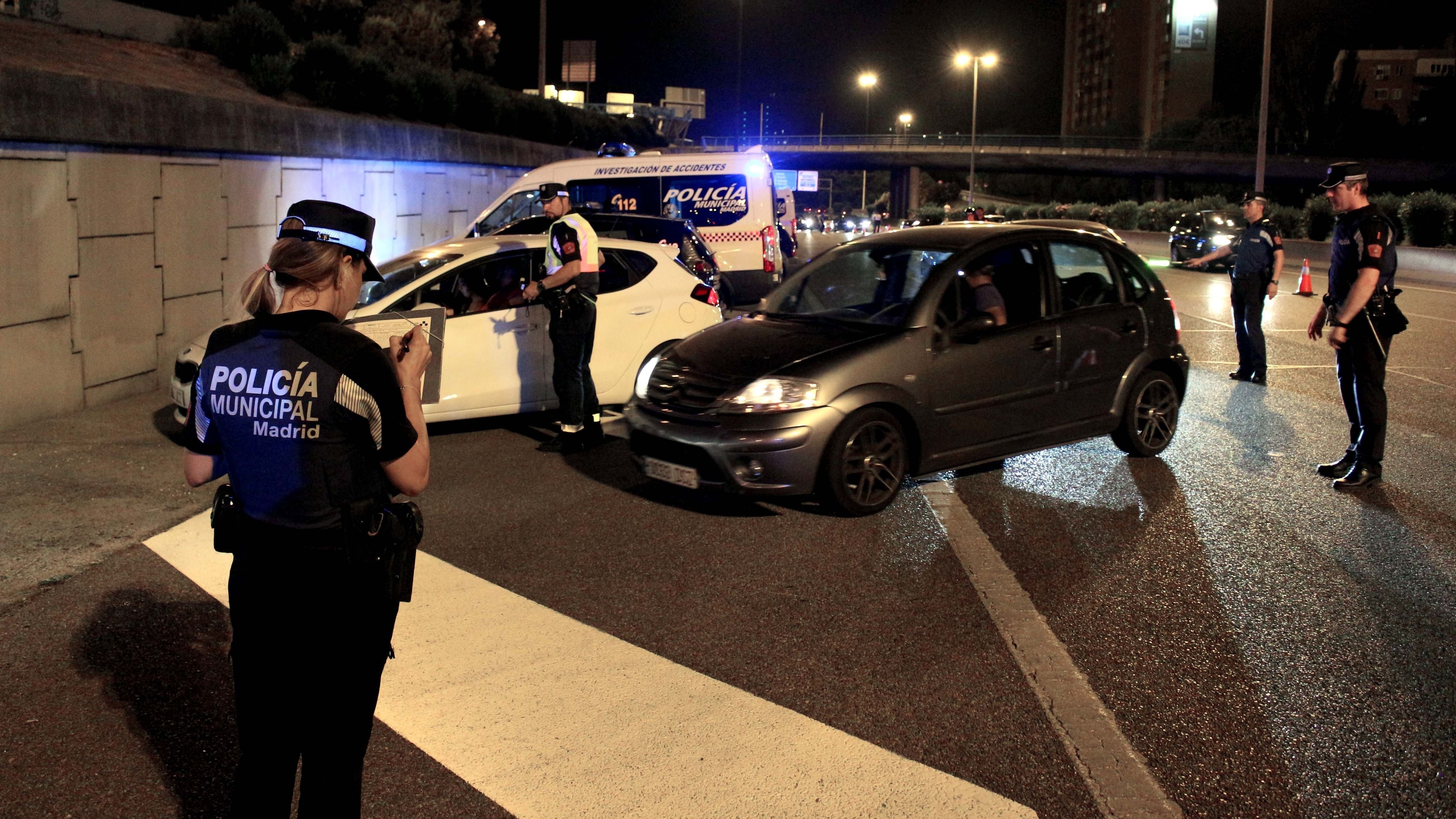 Detenido Un Matrimonio Por Abandonar A Sus Dos Hijas En Un Coche Para Irse De Botellón Nius