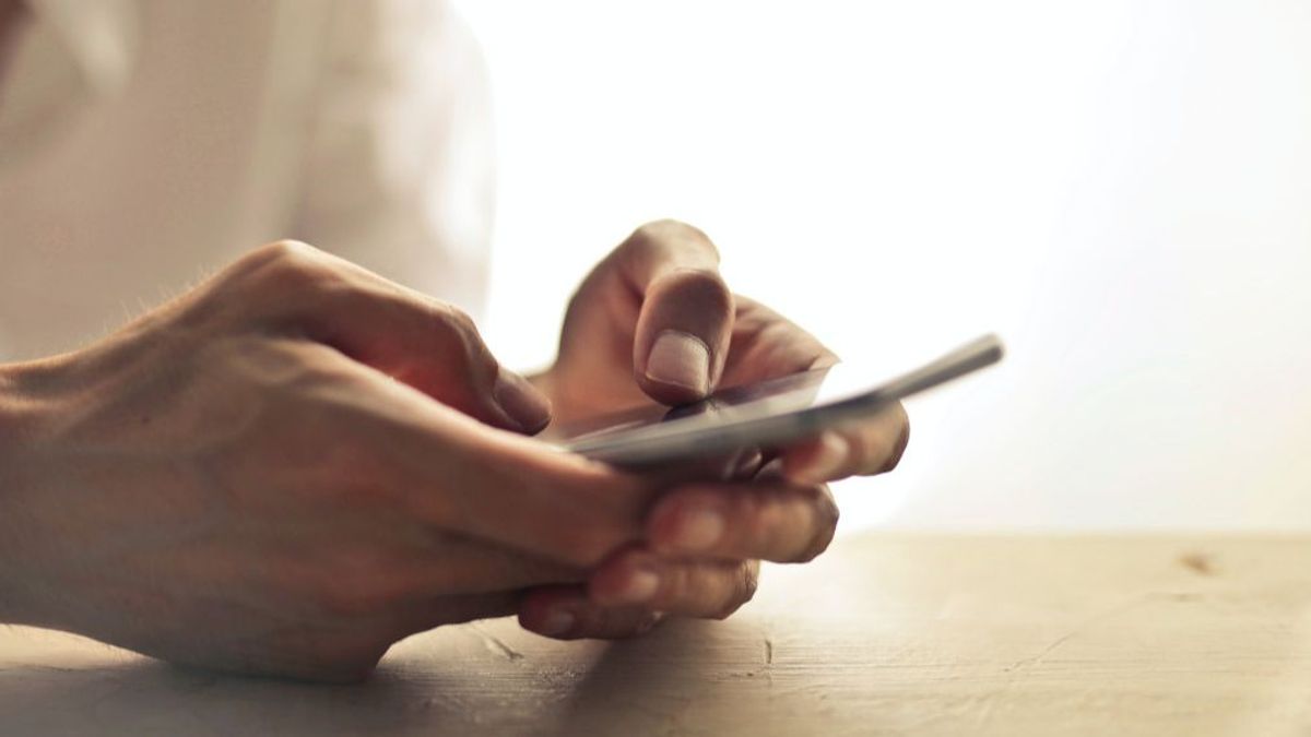 Un hombre con un teléfono móvil. Un hombre con un teléfono móvil.