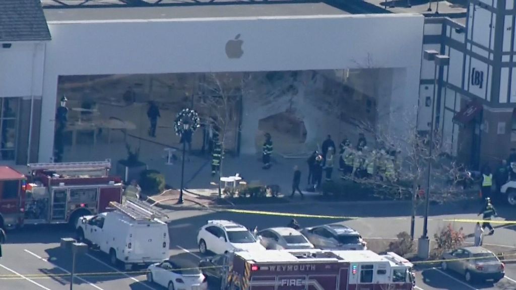 Un muerto y 16 heridos tras estrellarse un coche contra una tienda de Apple