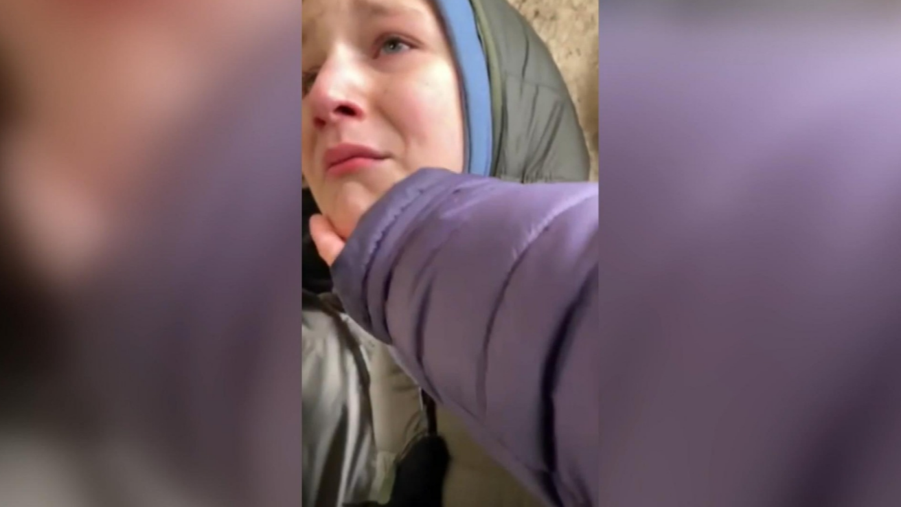 Una reportera de Mediaset consuela a un niño que acaba de ser bombardeado