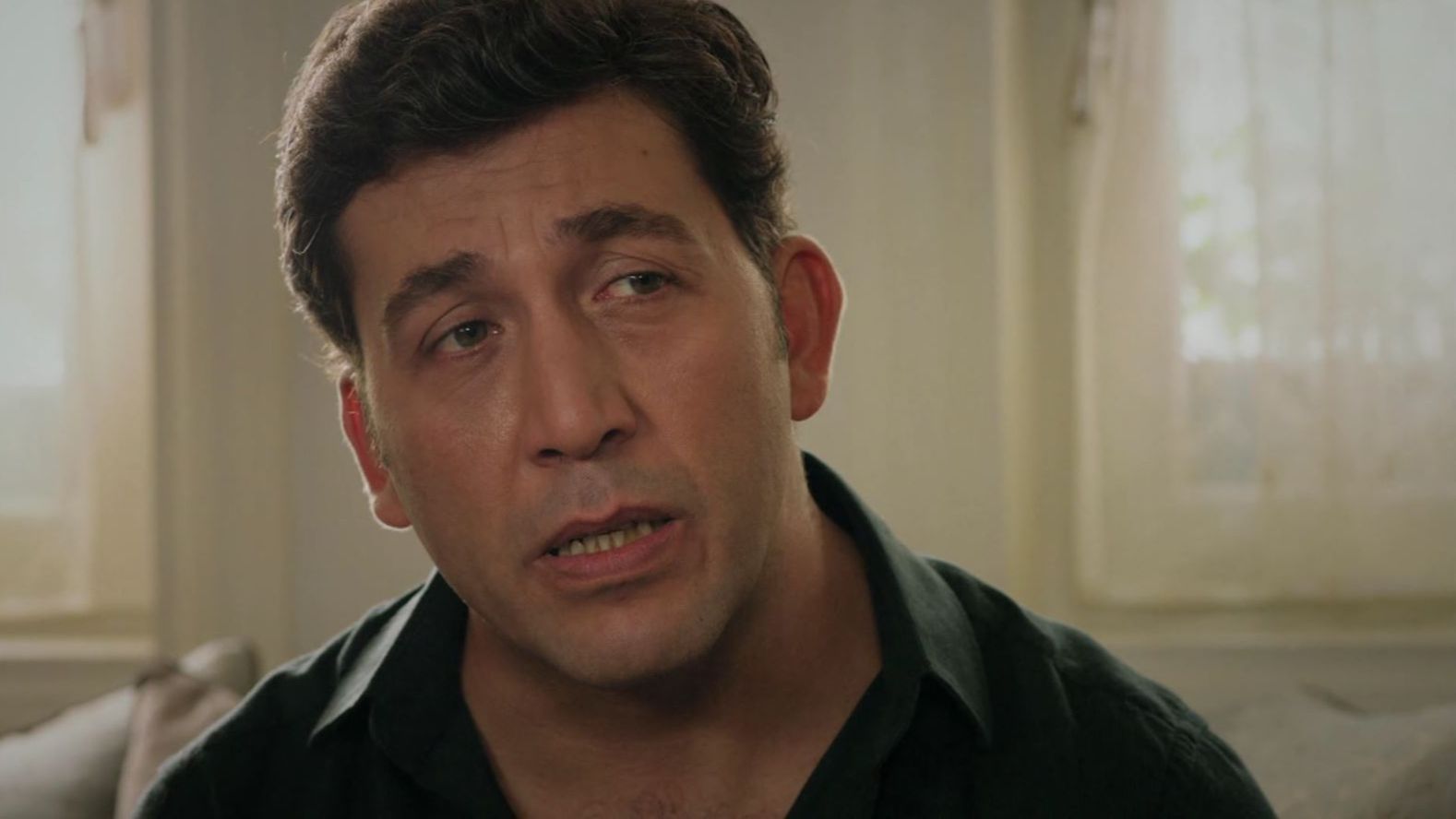 Cihan le pregunta a Demet si Zeynep es su hija