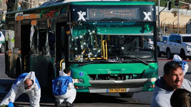 Atentados en Jerusalén: al menos un muerto y 14 heridos al estallar dos bombas en paradas de autobús