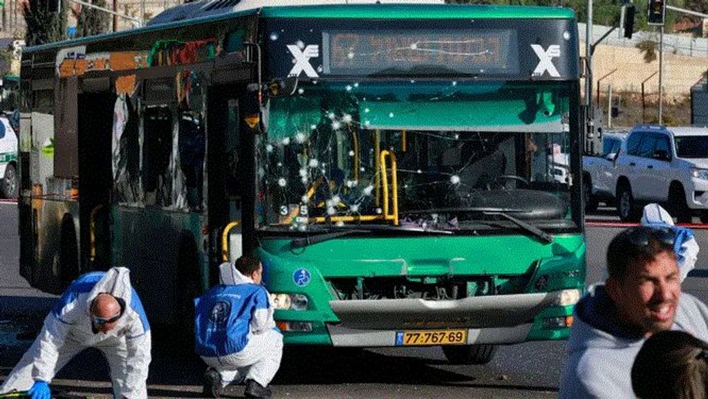 Atentados en Jerusalén: al menos un muerto y 14 heridos al estallar dos bombas en paradas de autobús
