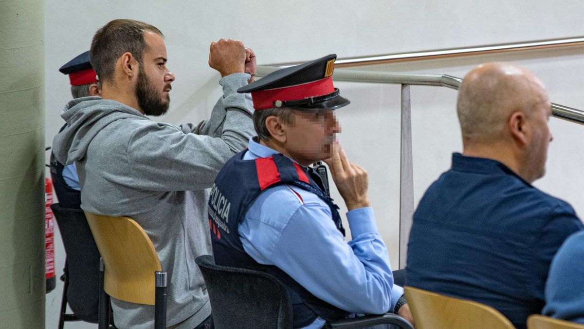 El rapero Pablo Hasel (2d) durante un juicio en la Audiencia de Lleida