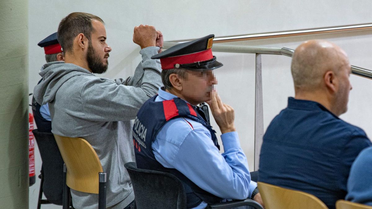 El rapero Pablo Hasel (2d) durante un juicio en la Audiencia de Lleida El rapero Pablo Hasel (2d) durante un juicio en la Audiencia de Lleida
