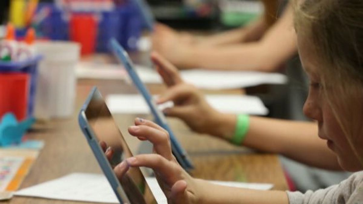 El uso intensivo de las pantallas en el aula empeora el rendimiento en matemáticas de los alumnos