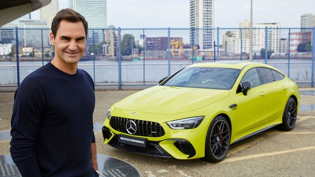 Federer con el Mercedes exclusivo que subasta